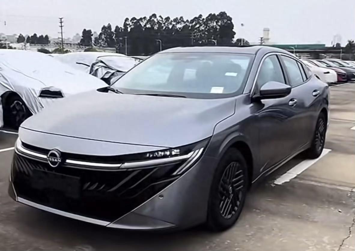 全新日产轩逸实车曝光，和海外版一致，这颜值我觉得挺能打的。它整体线条流畅，车头部