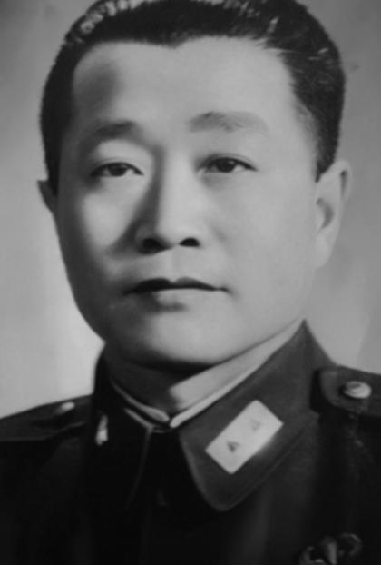 1927年，周恩来被捕，谁料，审讯他的人，竟是他的学生，他凑近周恩来，轻声说：“