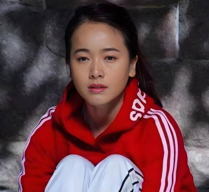 陈道明曾评价左小青是娱乐圈中辨识度极高的女演员：“她在人群中一站出来，我第一眼就