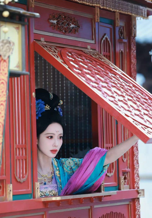 孟子义在《尚公主》里的唐风造型太戳人！不管是服饰的纹样还是妆容的设计，都透着浓浓