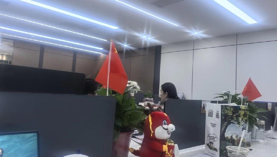 前后脚入职的两个新员工，进行试用期阶段性考核，部门经理一个给了90分，一个给了8