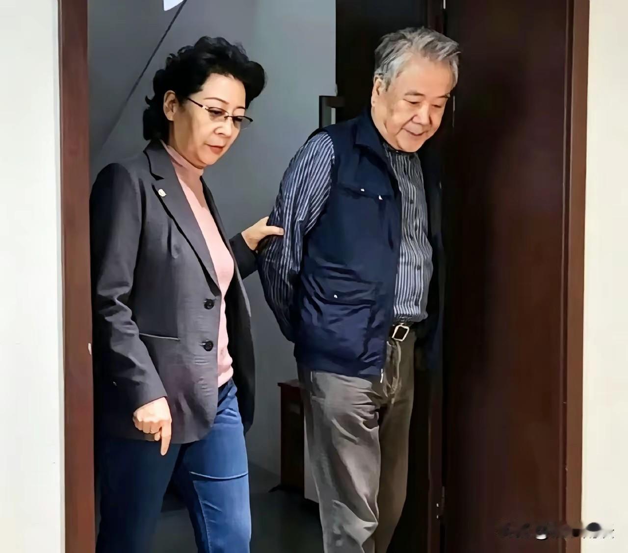 看这温馨一幕，关牧村挽着老伴江泓，缓步向外走去。人到晚年，身边有个知冷知热、朝夕