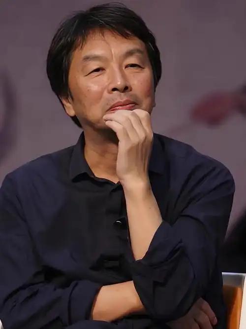 刘震云：“耕种土地的是穷人，买卖土地的是富人。吃家禽的是穷人，吃野味的是富人。喝