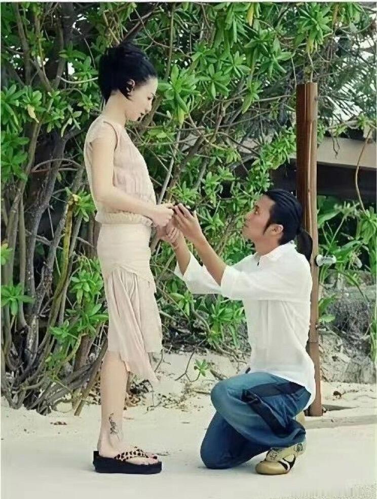 谢霆锋当年向张柏芝求婚时的一张照片。2006年，谢霆锋在菲律宾向张柏芝求婚时的