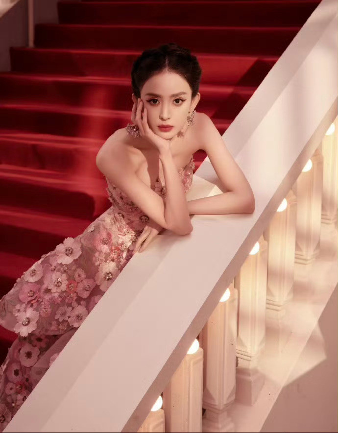 古力娜扎：把曼妙写进DNA的“行走玫瑰花”🙌🙌[打cal