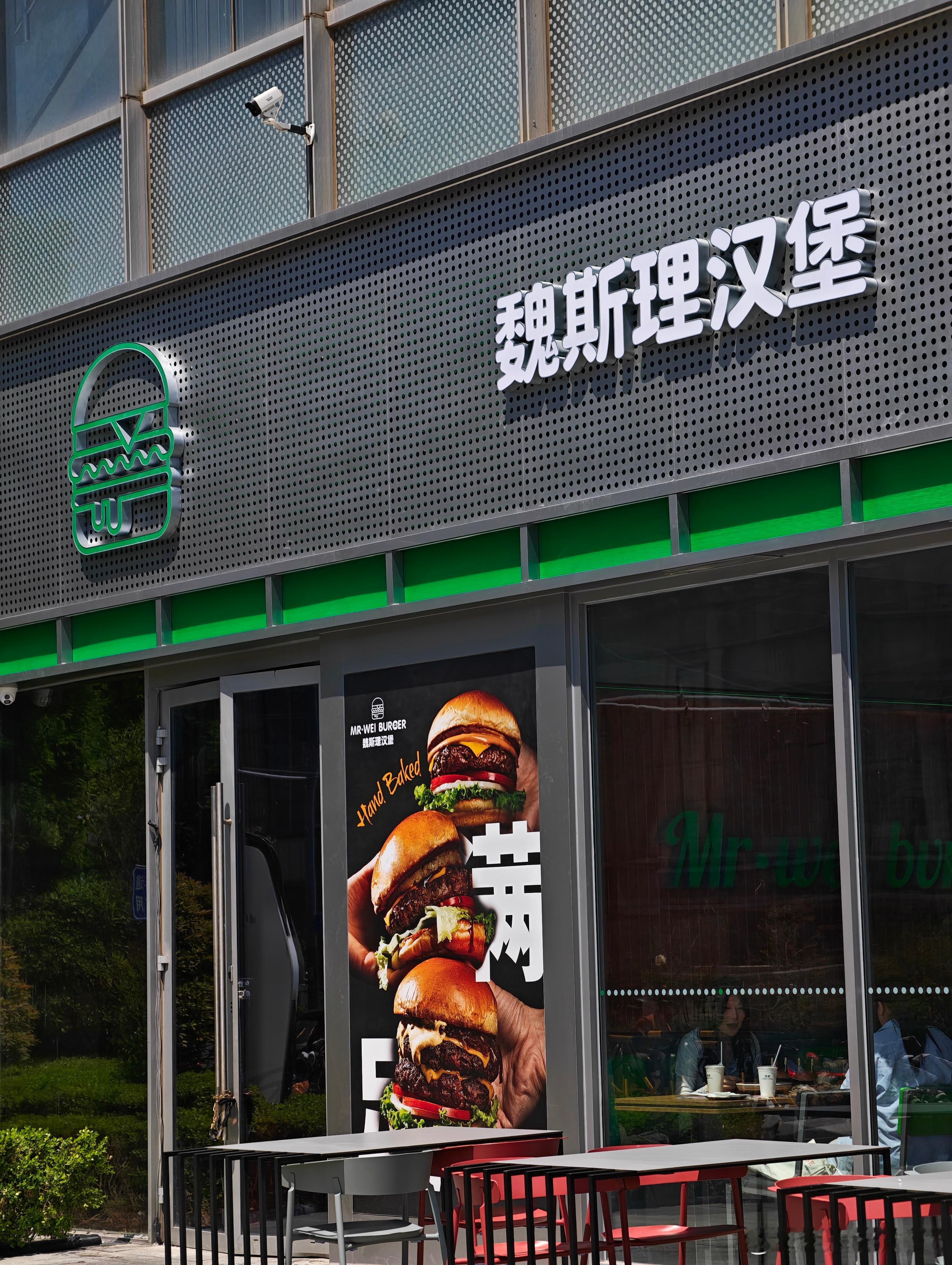 家附近开了一家魏斯理汉堡，这是济南的第二家魏斯理汉堡，刚开业，还没到营业时间就排