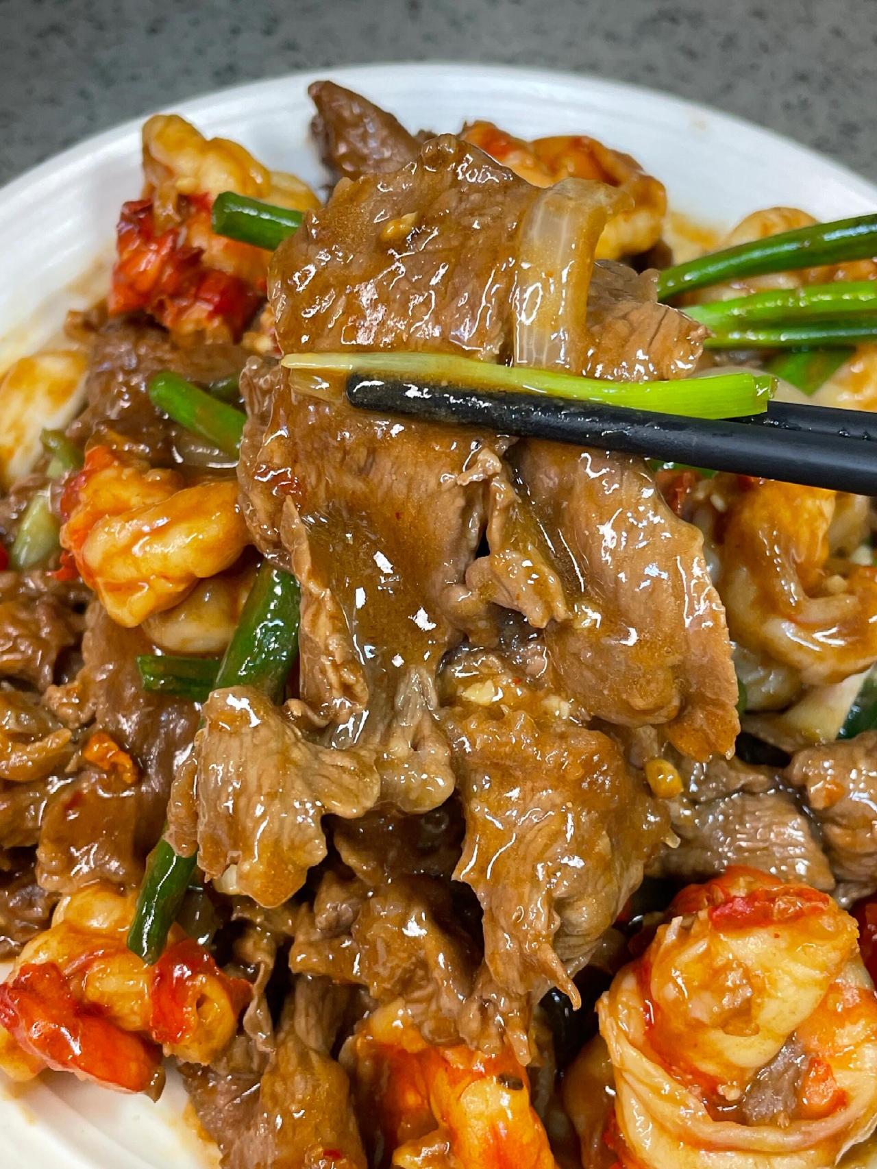 晒图笔记大赛这道菜简直是家常菜里的“鲜味儿天花板”，虾仁脆嫩弹牙，牛肉软嫩多汁，