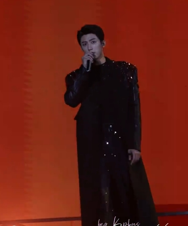 看湖南卫视跨年晚会，不知道你们有没有发现一个细节，那就是黄景瑜的脸好像没有