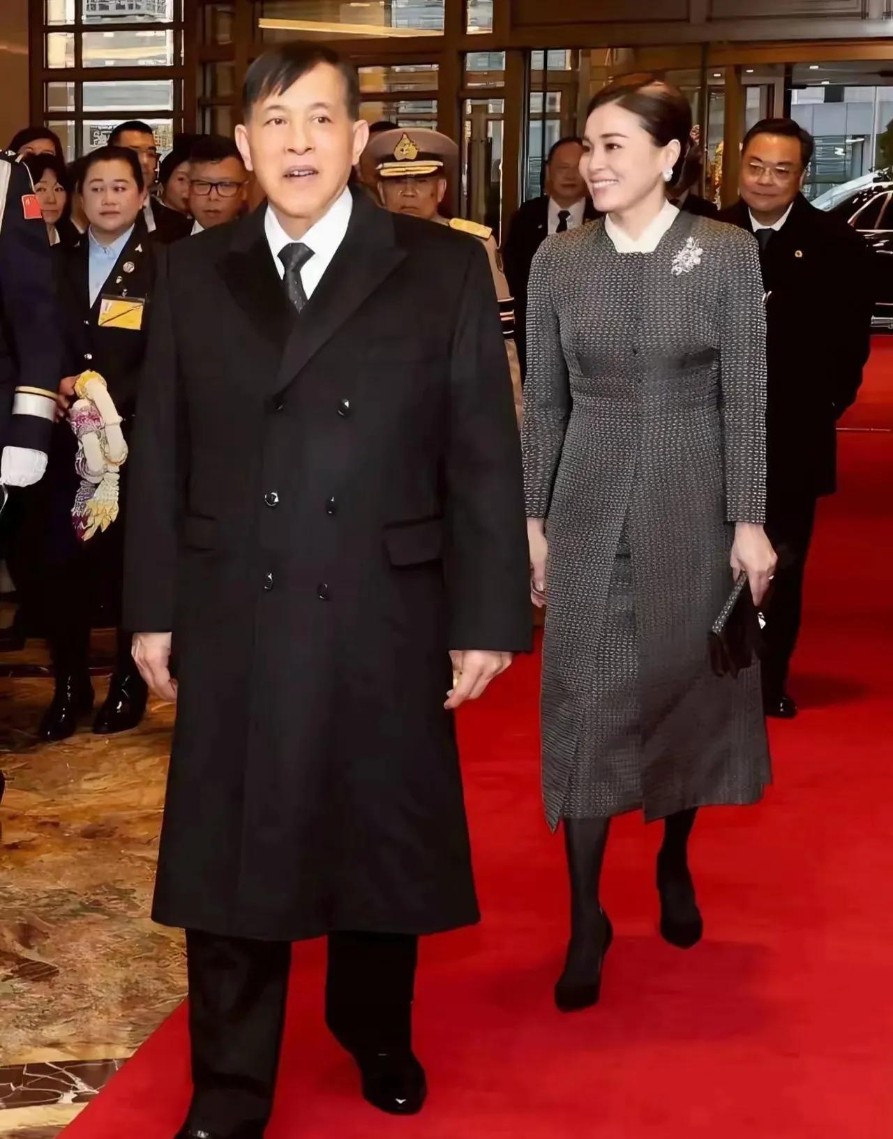 泰王后苏提达来中国后感觉她好开心，嘴巴都笑的合不拢了，她在泰国总感觉小心翼翼，泰