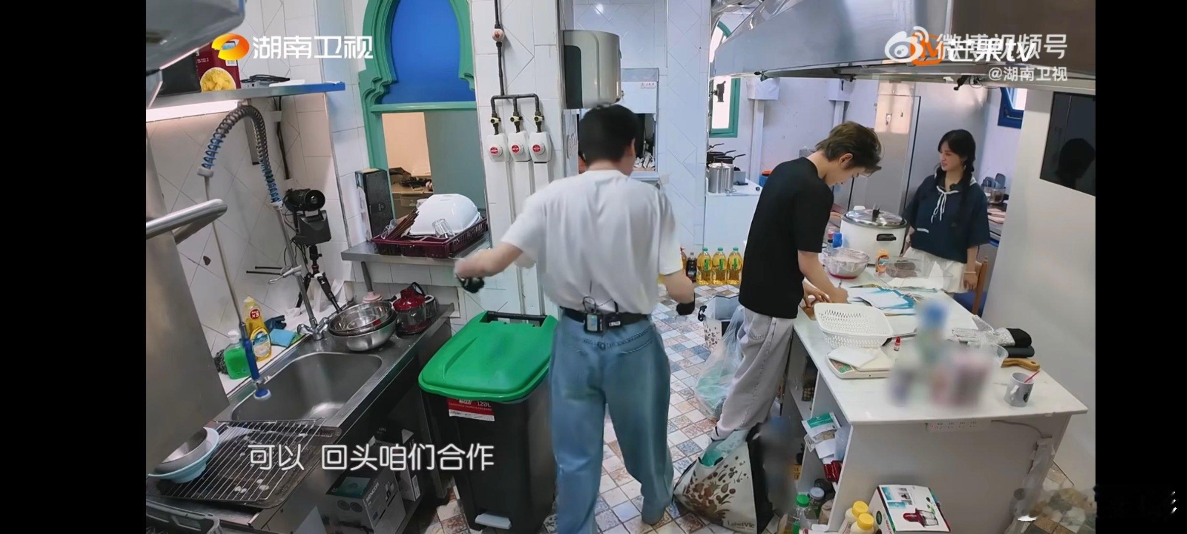 丁禹兮面试过美作中餐厅中餐厅名场面当沈月唱起《爱，存在》，丁禹兮突然爆料：曾面试