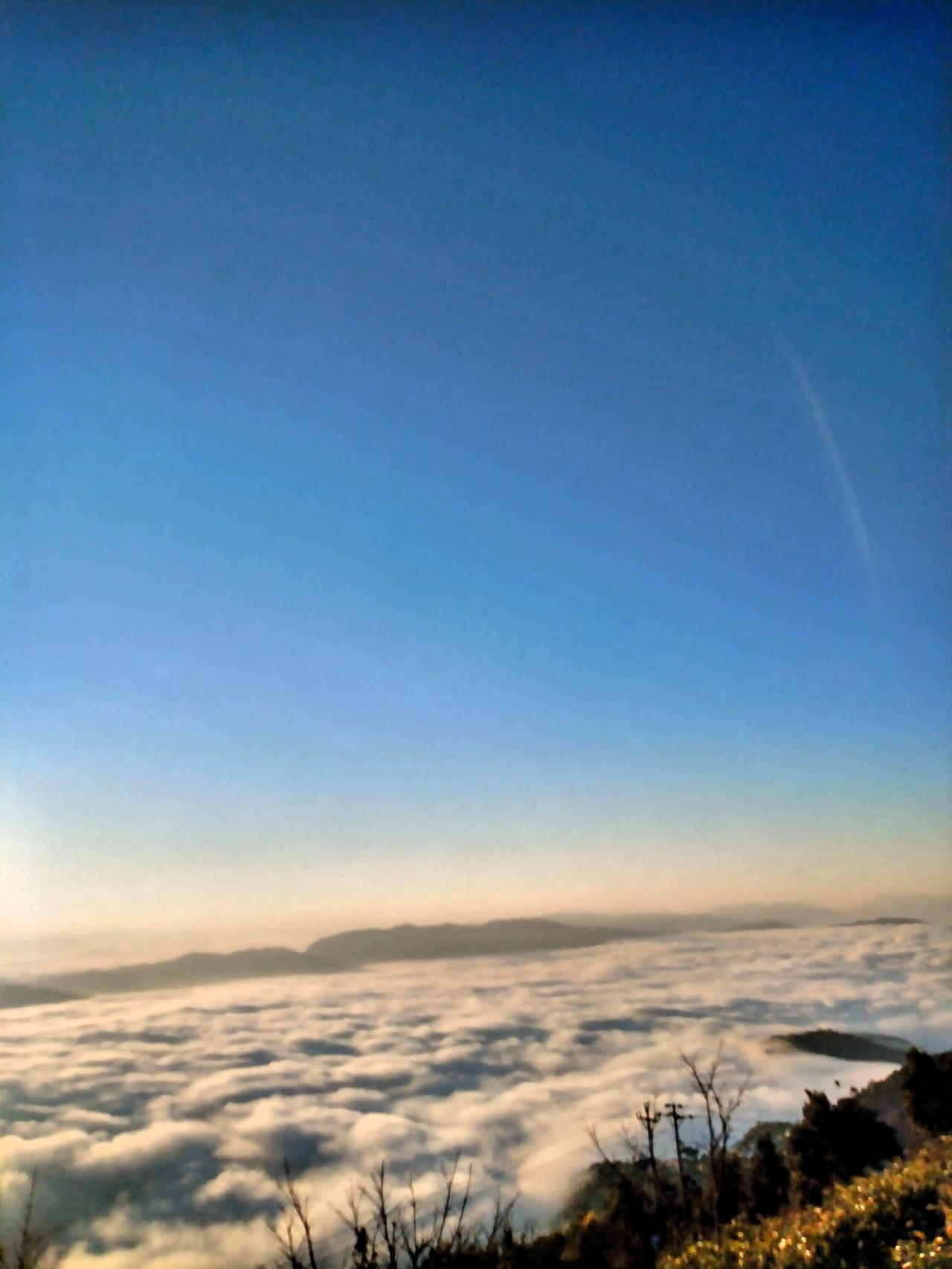 冬日生活打卡季云海之上，俯瞰人间仙境！云海翻腾，如梦如幻，忘却了冬天的寒冷，尽