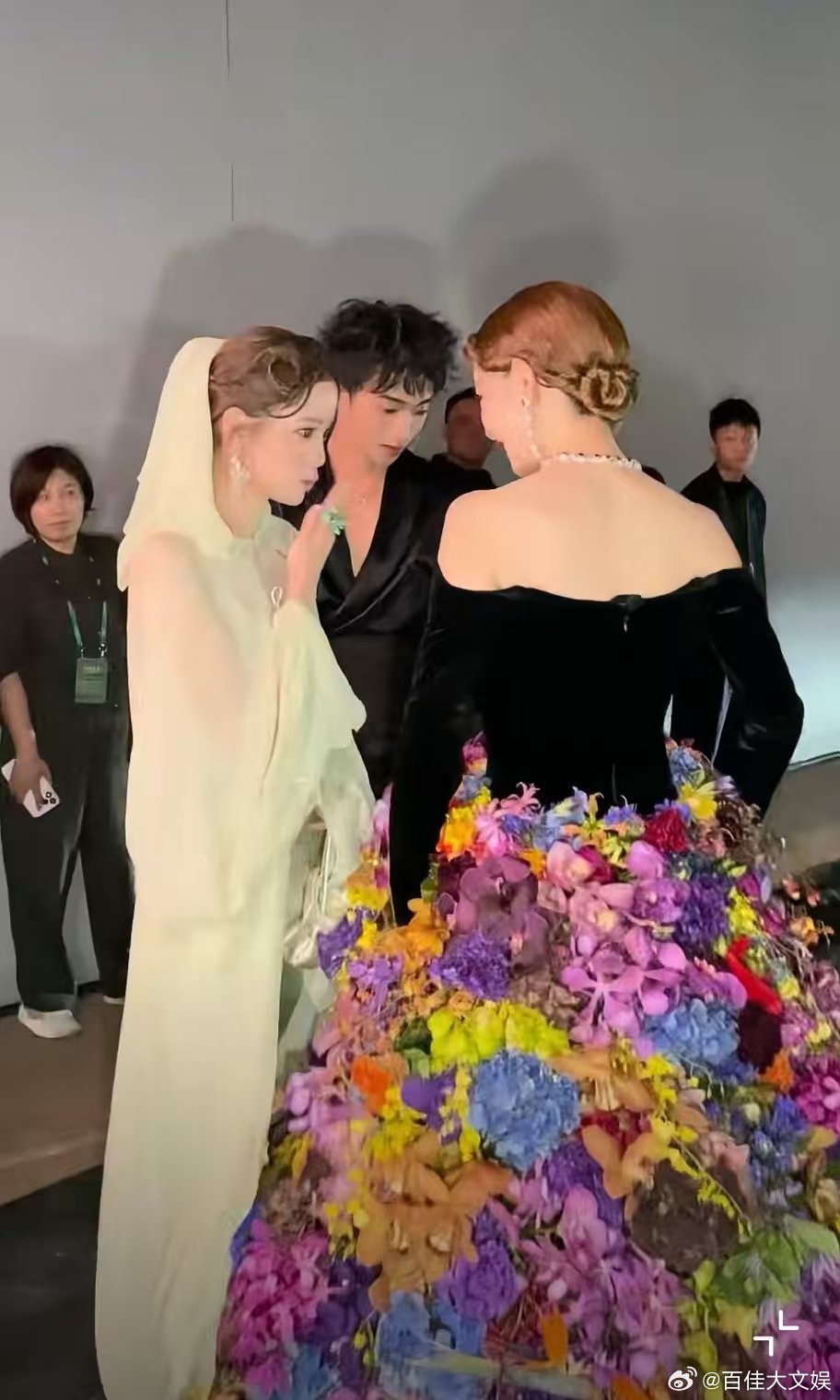 戚薇的裙子居然是真花谁不爱戚薇的真花裙？VOGUE主题花，她穿全真花朵裙，色彩