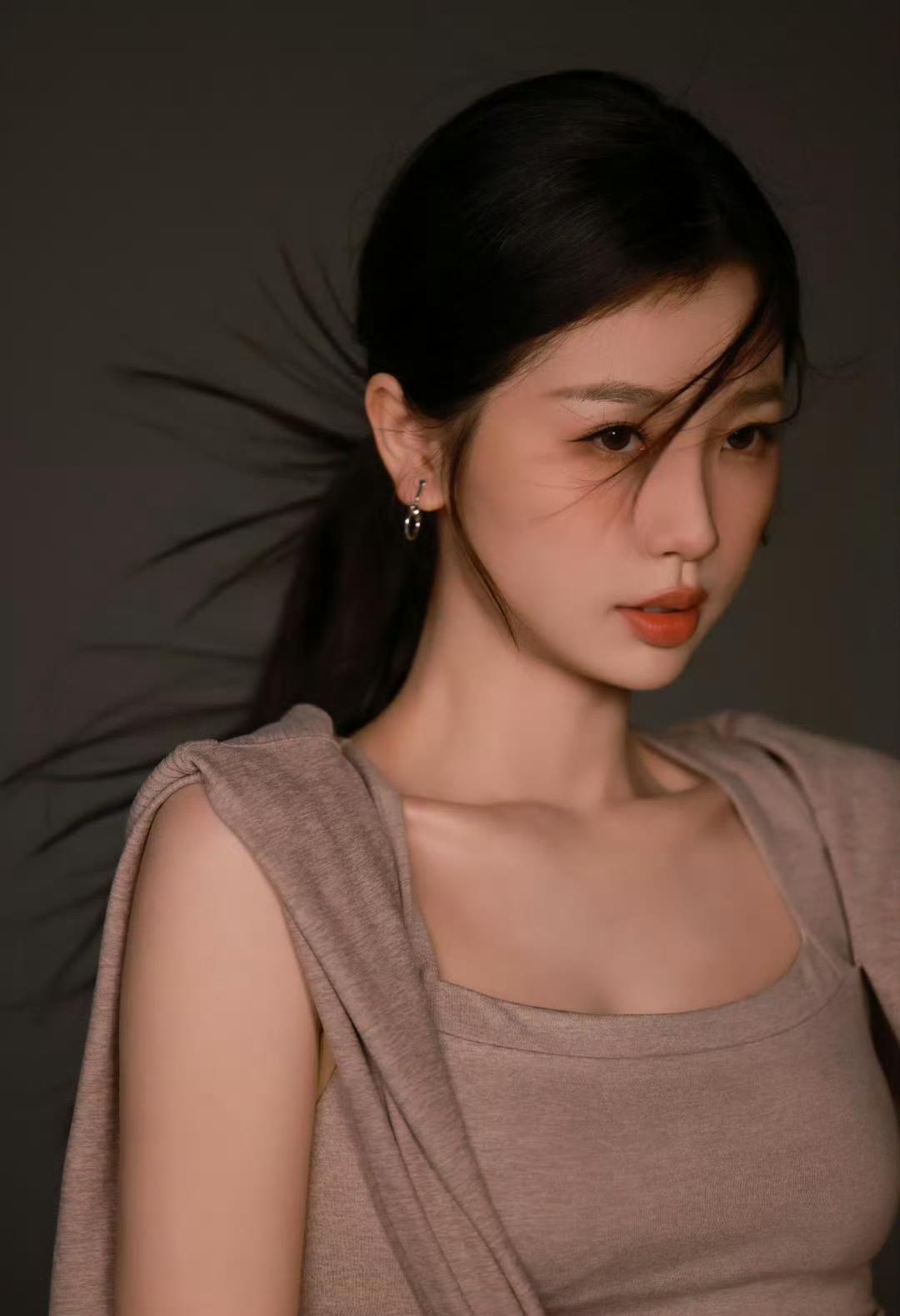 胡歌闭关三个月，穿明朝衣服练跪拜，不是演戏，是还魂。张若昀瘦成竹竿，只为把宋朝