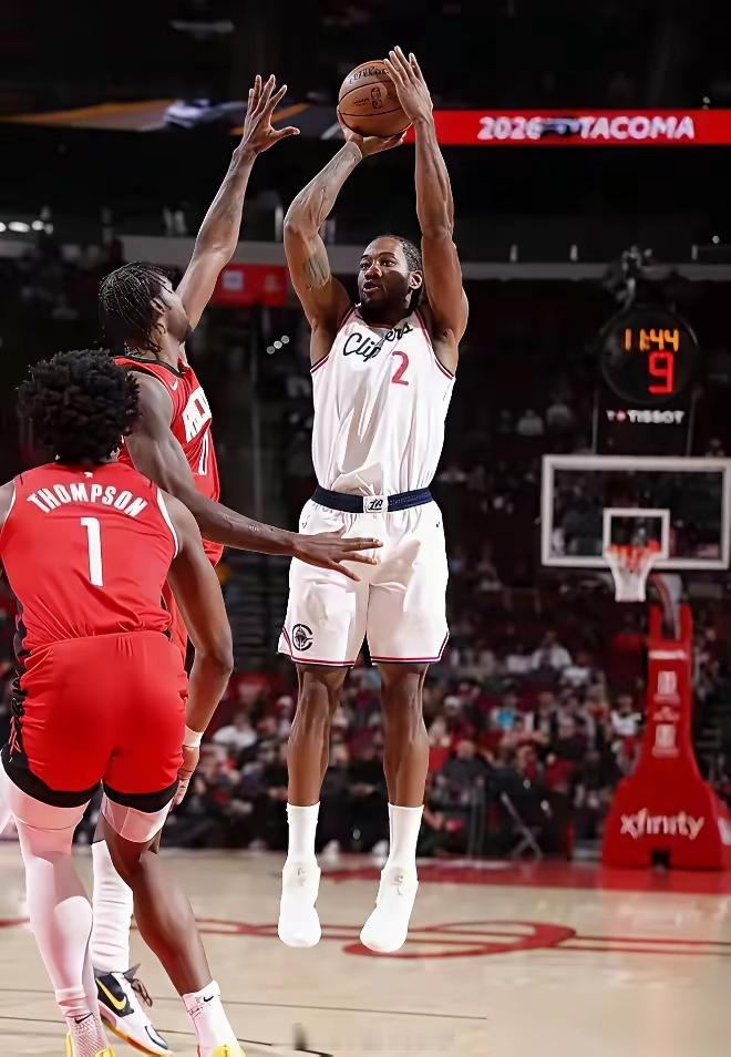 伦纳德放话单挑不惧任何人，这话可不是随便说说。看看他的生涯单挑数据，一个回合稳定