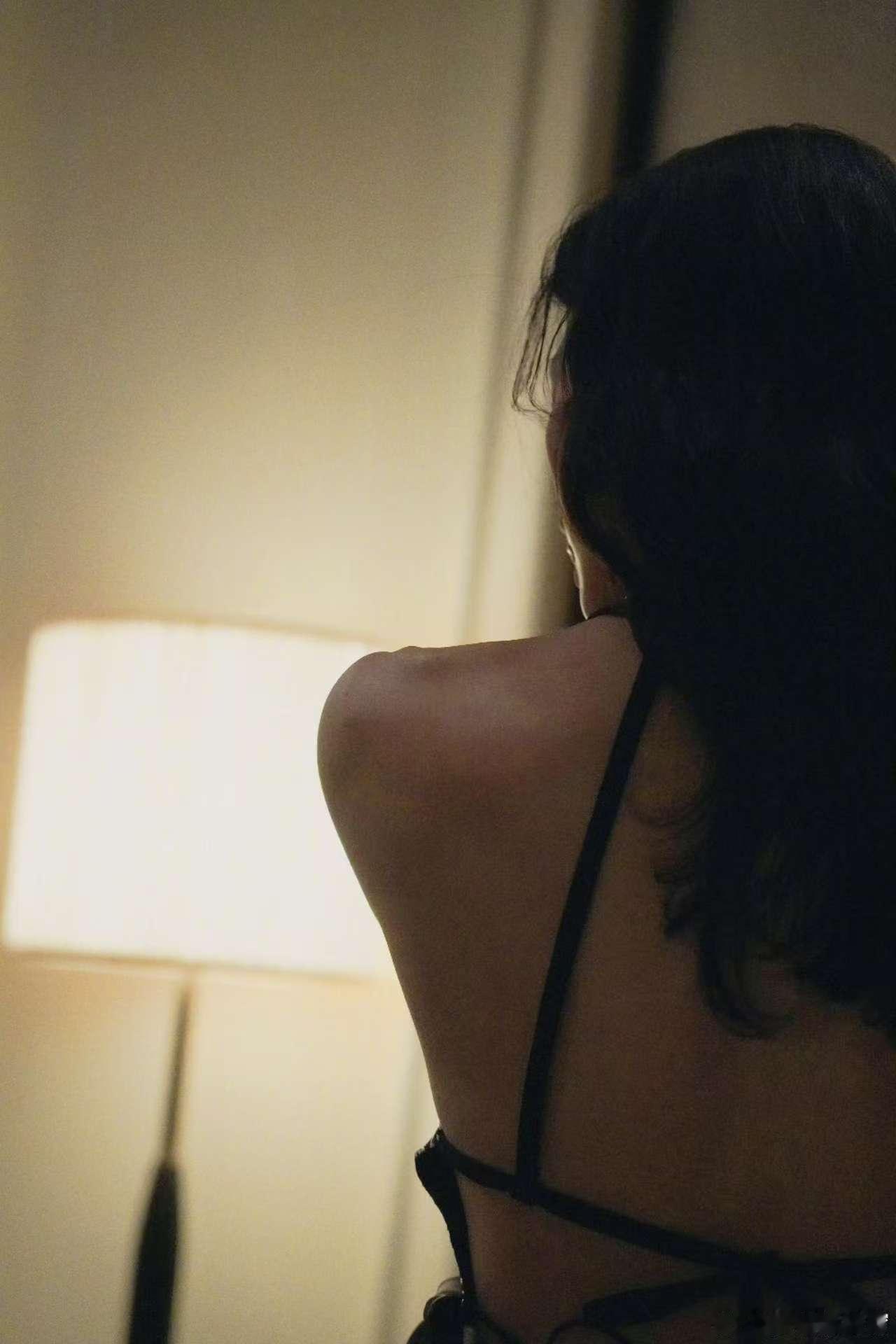 张钧甯美人蝴蝶骨真的是太唯美了呀，亲吻蝴蝶的画面，充满了浪漫又魅力的气质~