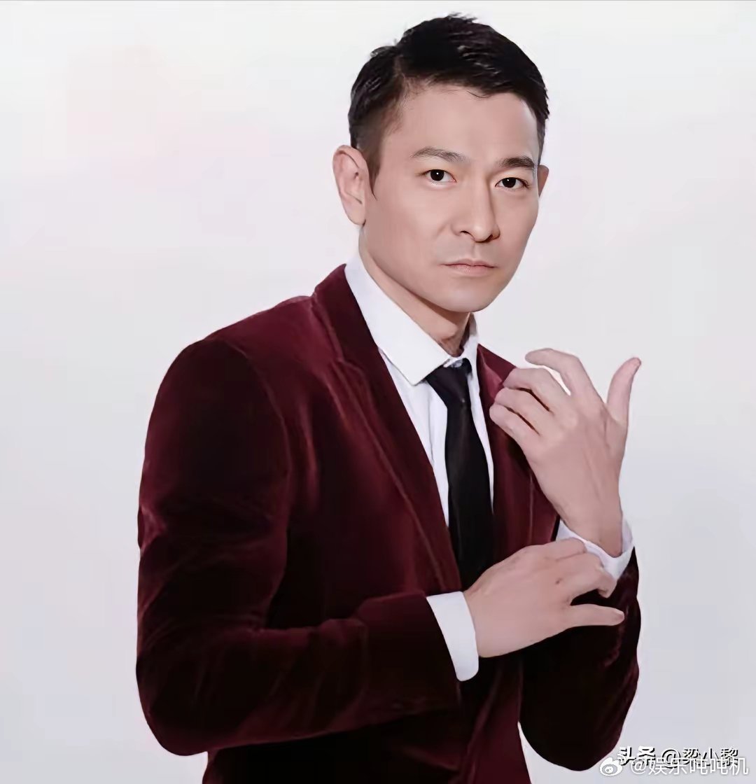 吴京问刘德华:“你一天喝多少杯咖啡？”刘德华说:“我一天喝二十几杯咖啡。”吴京十