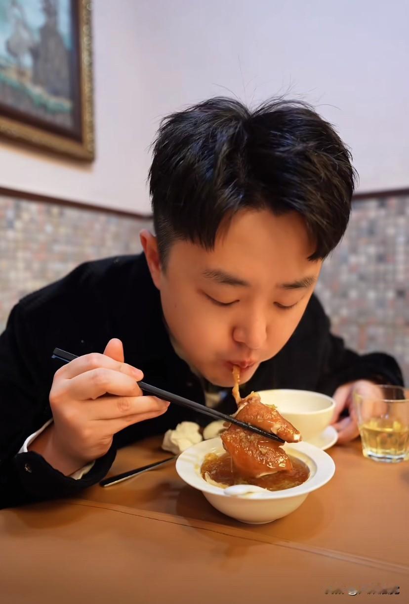 美食达人刘雨鑫走进香港这家富豪饭堂，首先就问服务员：听说很多大佬都来这里吃饭？