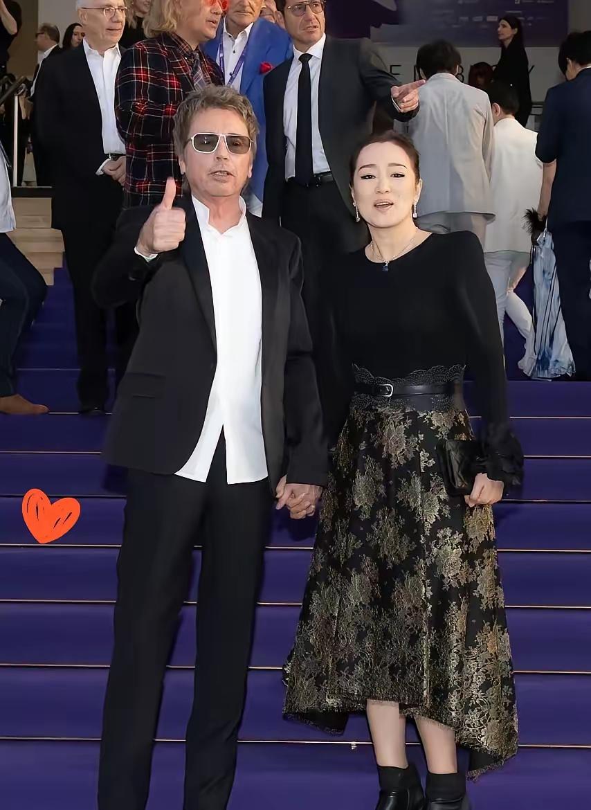 巩俐和她老公都还年轻，为什么不生个孩子？别说她到了不能生的年龄，只要她老公敢不做