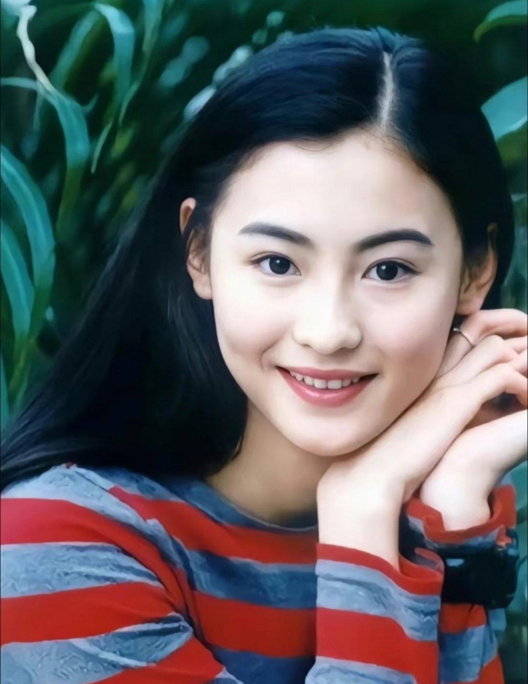 早期张柏芝的照片你喜欢她的脸吗？这张脸，应该是混血吧？​​​