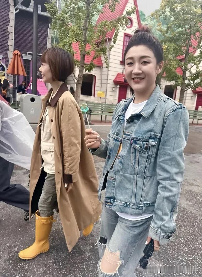 陈梦现实生活中打扮的挺随意的，长着一张福相脸，皮肤又白，长相和气质都比较的接地气