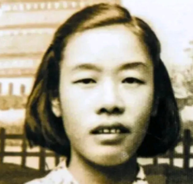 1949年，渣滓洞大屠杀中，盛国玉在枪响前倒地装死，不久，特务进来补枪，还用枪托