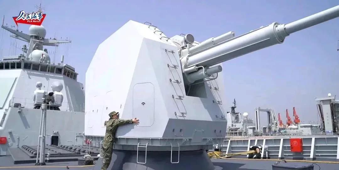 为什么说一门舰炮抵得上一个陆地炮兵营？看看舰炮有多大就明白了。陆地舰炮受限于机