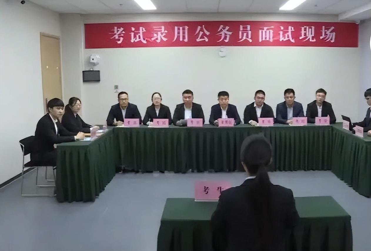 “什么时候保洁员能和公务员拿到一样的工资，实现薪资平等，才更符合公平理念！”网上