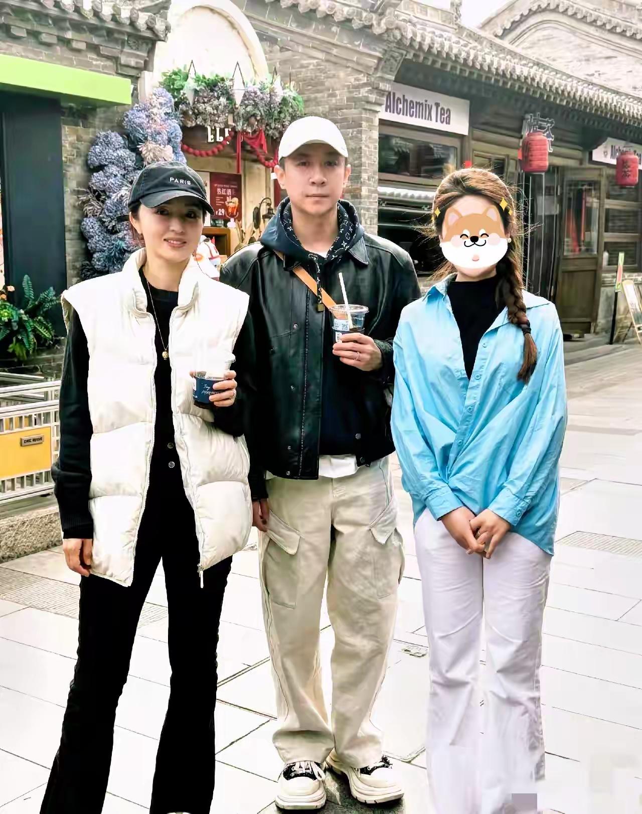 4月2日，董璇张维伊夫妇打卡山西大同古城，与网友合影亲切热情，没有明星架子！镜