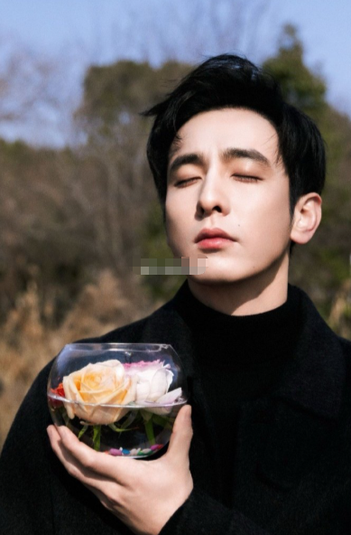 造型的变化带动了气质的转变，但核心的魅力始终都在。这就是演员的专业素养吧。