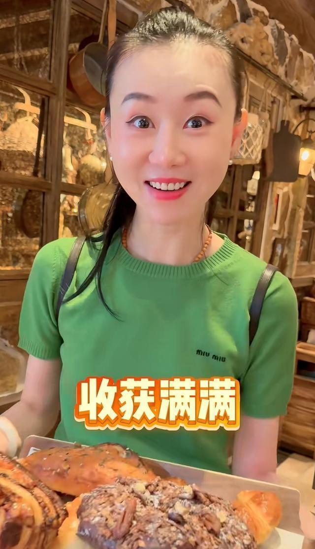 差17岁被认父女！范志毅逛街被妻管严，九年婚姻甜过偶像剧今天刷到范志毅和张梦