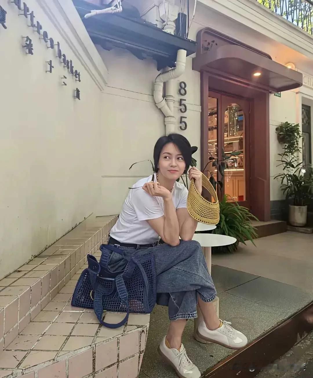 其实当初他这个人和韦唯，钟丽缇，宁静，袁立，张晓慧，孟广美，是一样的想法，都是扛