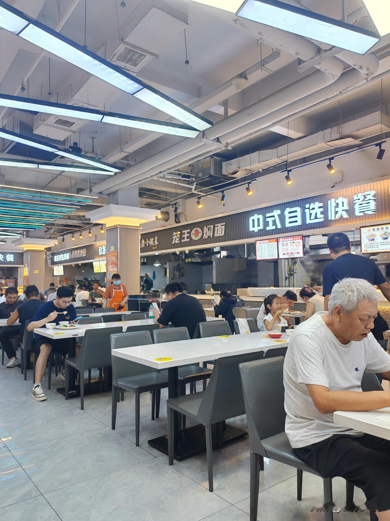 昨天中午和戏友练完琴吃面，又一次惊艳到我了。这家店面在凤城三路白