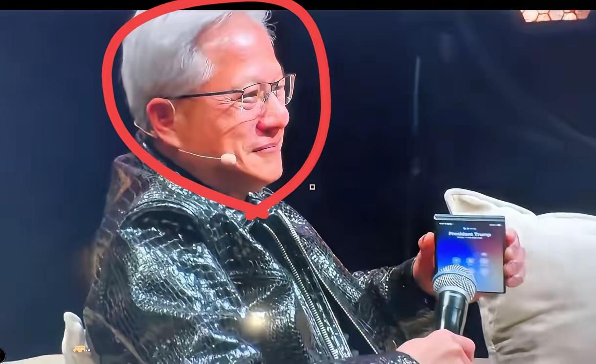 黄仁勋接了个电话，全场炸了：这才是顶级大佬的临场段位！什么电话，能让黄仁勋