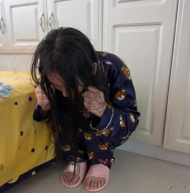 “必须严惩！”初中女孩在学校一个月的时间遭到同班男同学13次的殴打，导致精神失常