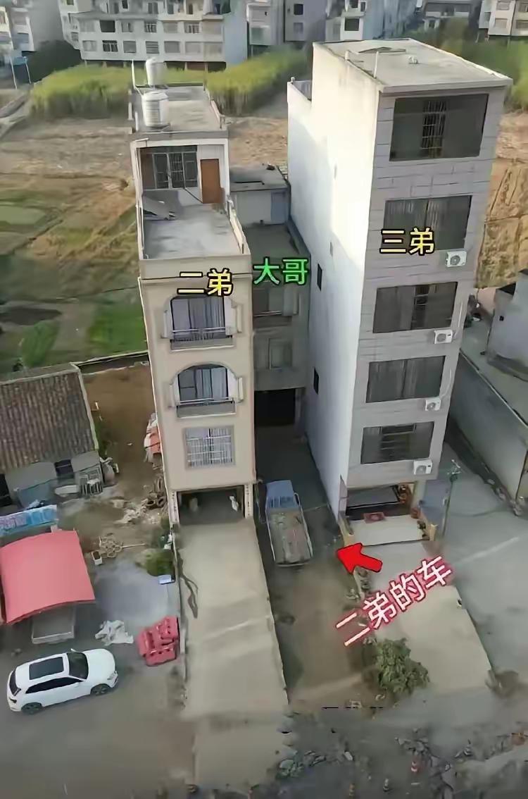 房子建成这样，真的难看这是弟兄三个盖的房子，一家比一家高，看上去是那么的不协