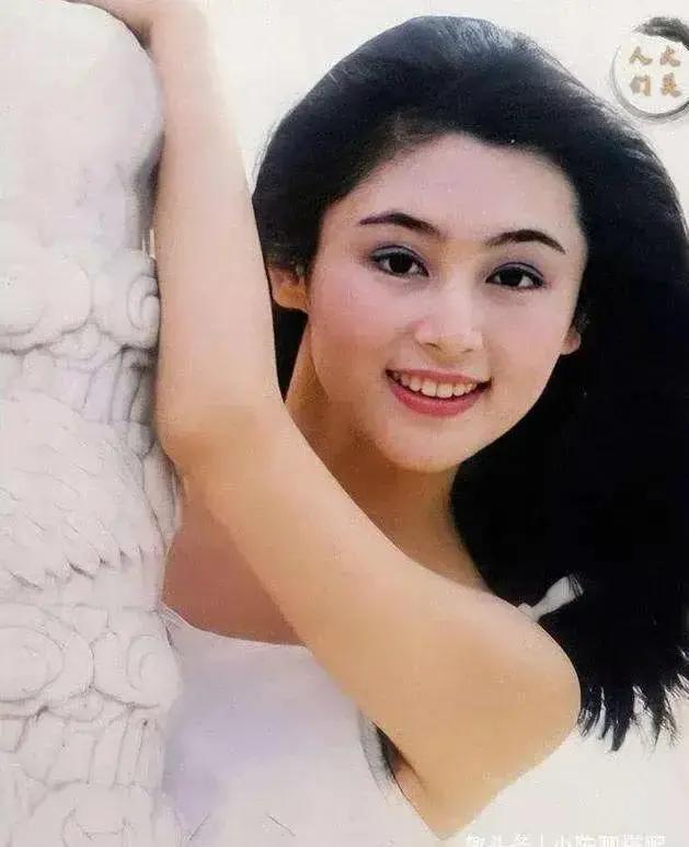 许晴和陈红都是内娱顶级美女。巅峰时期对比；陈红是国色牡丹，正统华贵。许晴是带