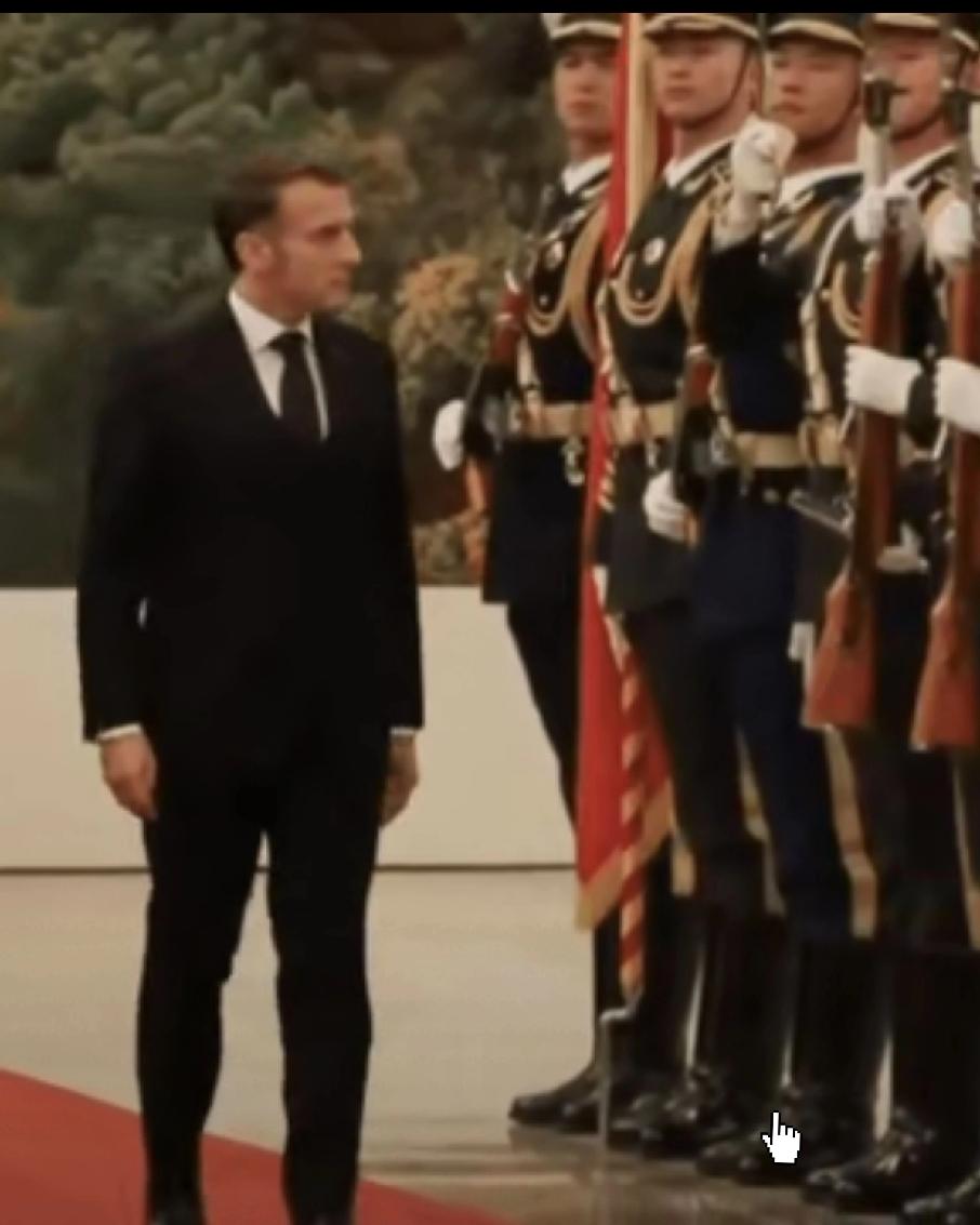 马克龙访华时检阅仪仗队这一幕在法国社交媒体上引起了热烈的讨论，不仅仅是中国仪仗队