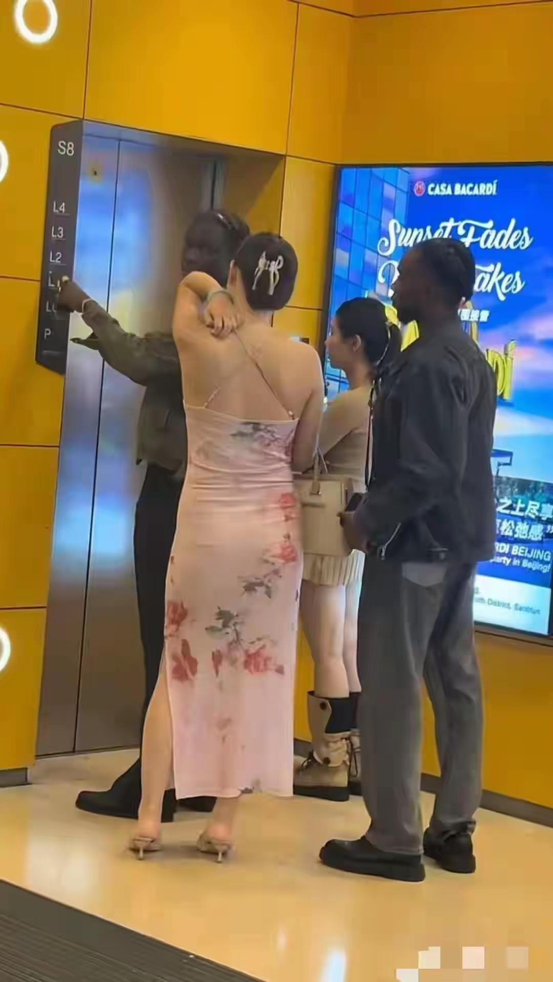 真不知道我们到底输哪里了！一张随手拍下的照片，图中中外男女的自然互动，触动了