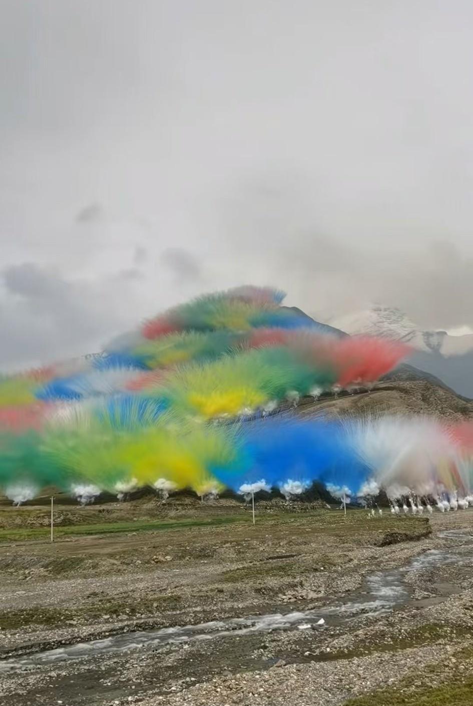 始祖鸟这钱估计是白花了，放完了烟花差评一片。蔡国强连续两年的烟花秀都不太顺，去年