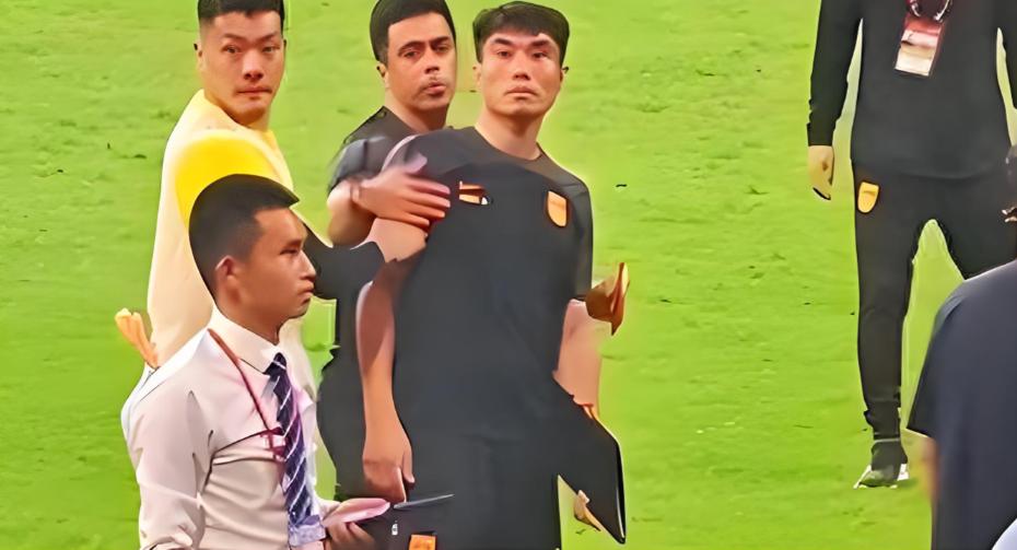 🌛中国男足现在已经骂不得了！就因为看台上有个球迷喊了句“太丢脸了”，郑智立
