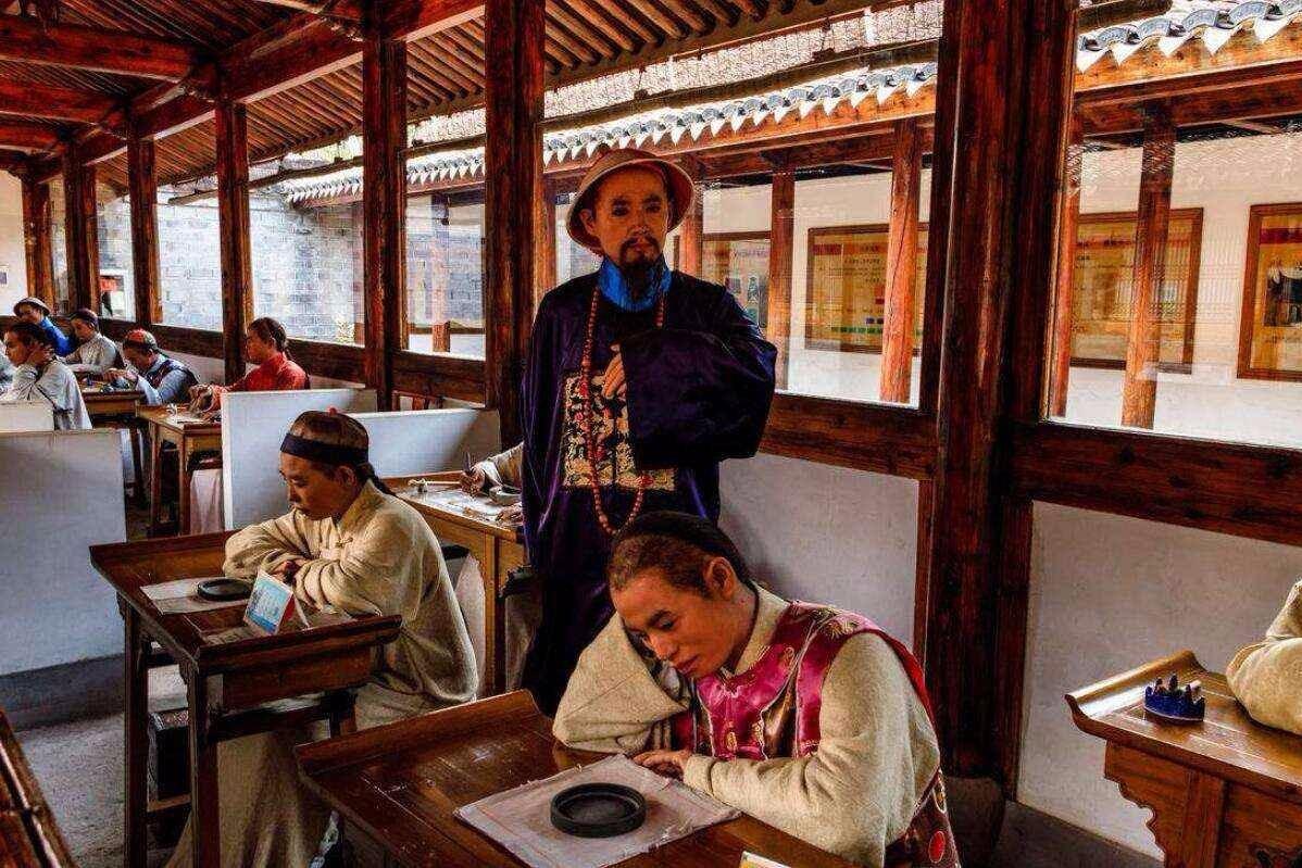 十年寒窗，终于考中举人。你以为苦日子到头了？不，真正的煎熬才刚开始。