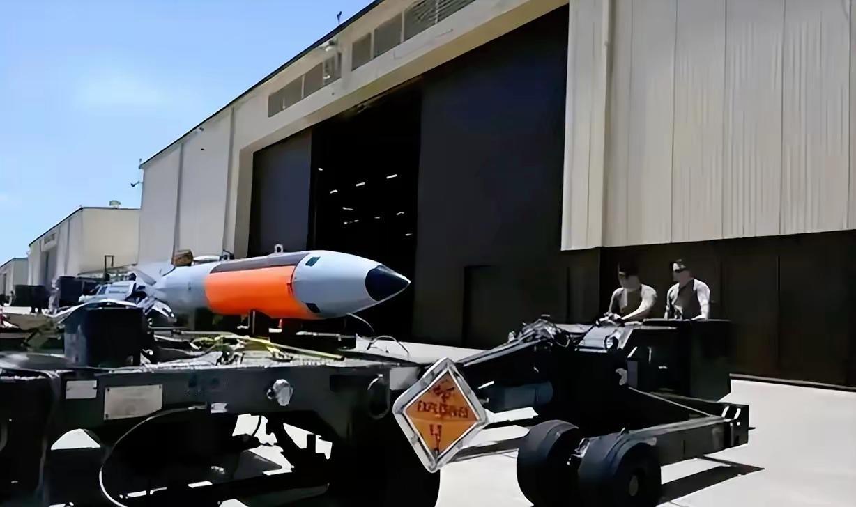 北约正在给俄罗斯实施巨大的核威胁和压力。这时候，北约积极联合13个国家进行军事演