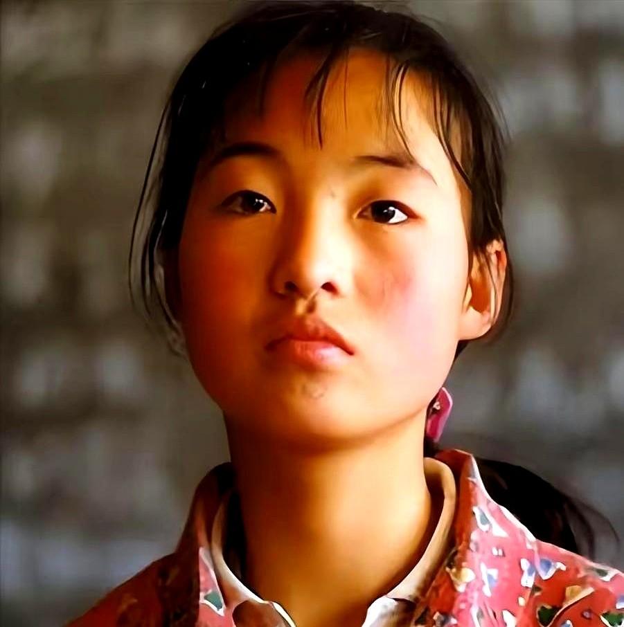 1999年，张艺谋捧红了农村女孩魏敏芝。拍完戏后，魏敏芝想进演艺圈，张艺谋却