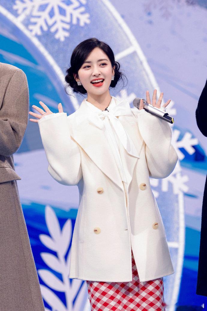 沈月该不会是怪力少女吧沈月：谁说我柔弱的！直接撞飞对手给你看，怪力少女可不是吹的