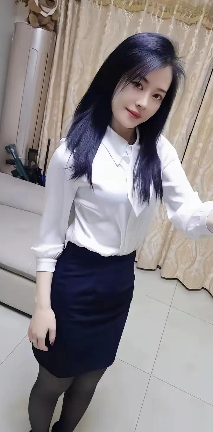 优雅白衬衫搭配深蓝短裙，简约而不失时尚！👗👠
