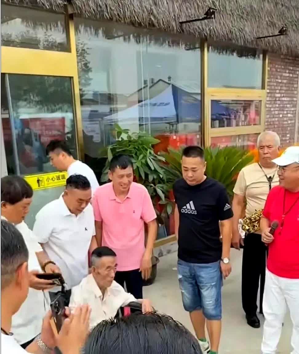吊唁完杨少华，郭德纲发了一条动态。轮椅推到台前那次，老爷子手指头都攥着儿