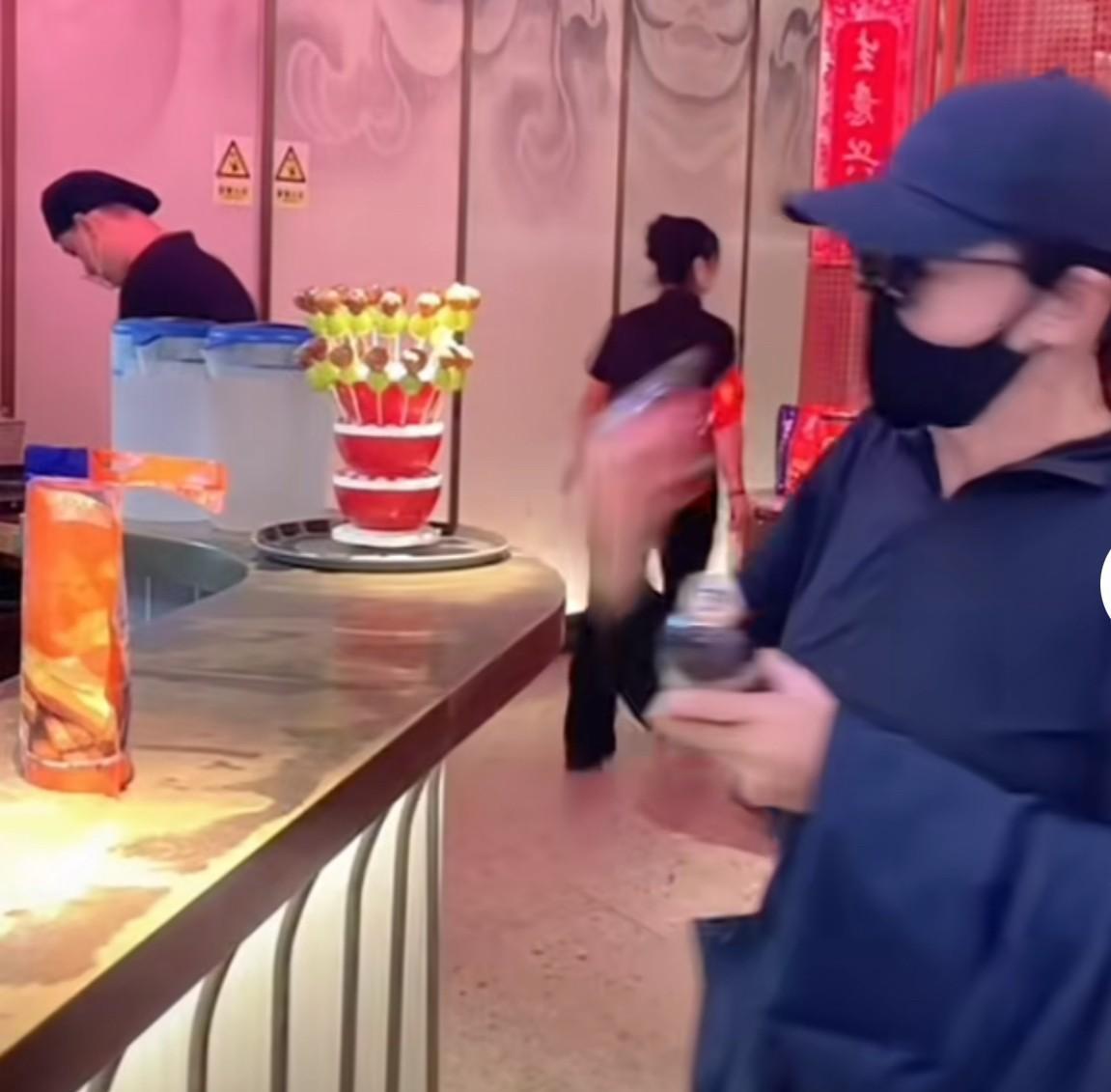 谁能想得到老罗和西贝的口水仗，赢得既不是老罗也不是西贝！竟然是假扮“黑衣人”晒