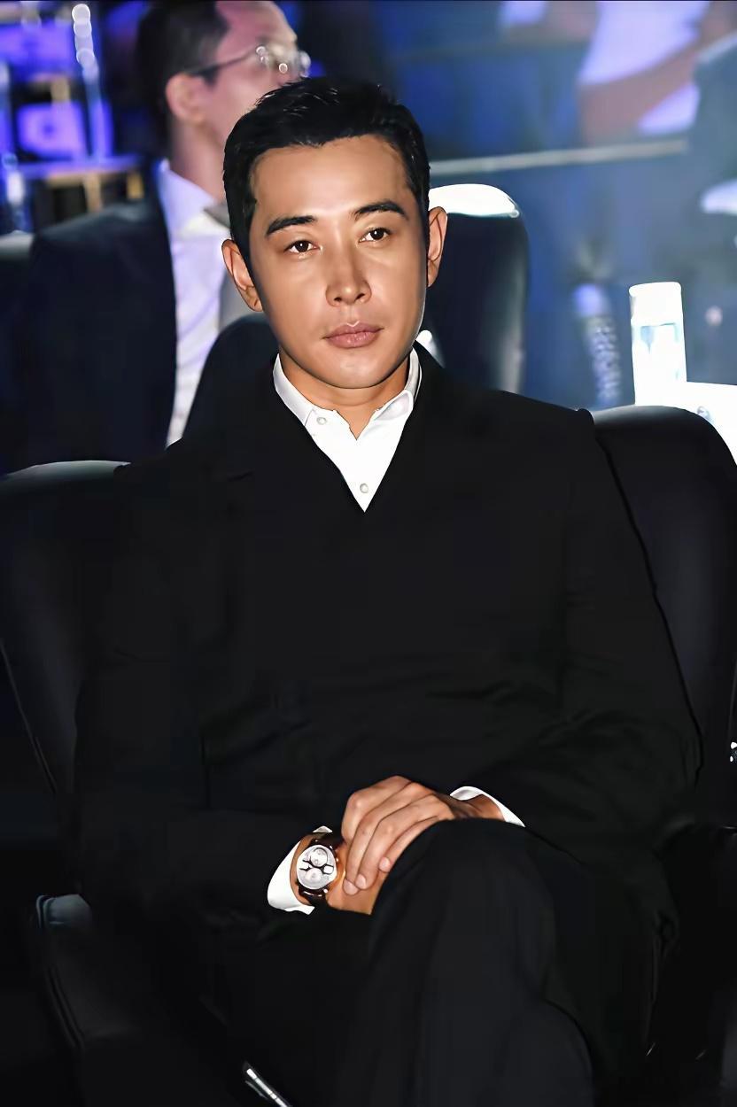 罗晋这波操作，真该让多少男人学学。父亲生病那阵子，他推了大半工作，天天守在医院。