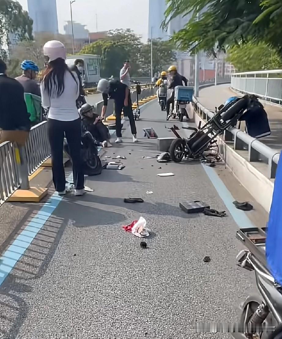 非机动车道都能撞成这样？这速度是把电驴当赛车开了吧！这现场图，后背一凉——非