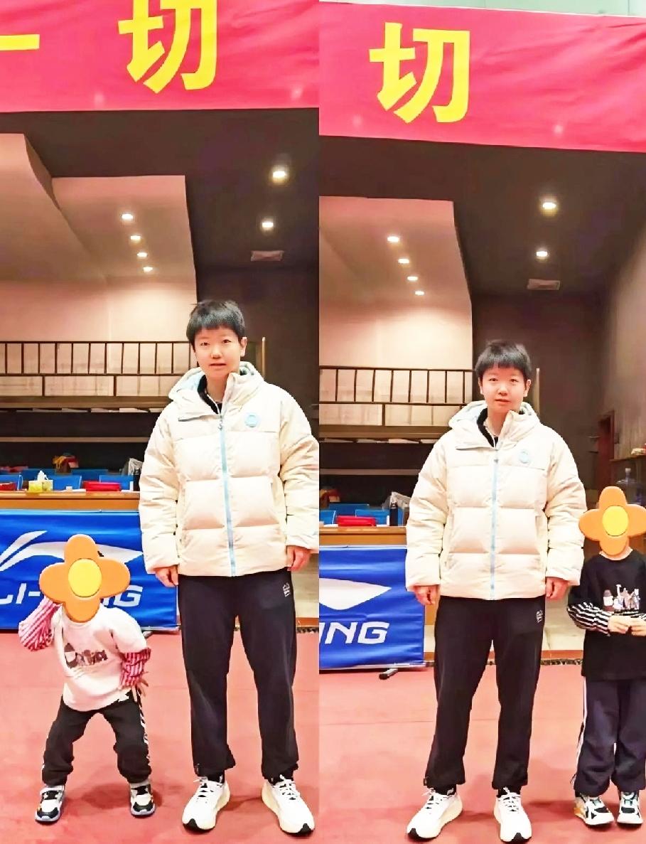 新鲜的莎莎,莎莎和小朋友合影了,感觉她好乖好乖,呆萌呆萌地站在那里。看